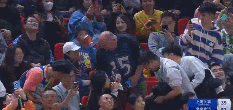 金年会稀客啊👻当年为加内特脱衣热舞的森林狼球迷大叔来到了CBA现场